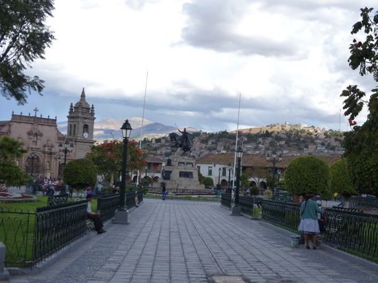 Ayacucho liegt schön auf ca. 2700 m und im Hintergrund die Berge.