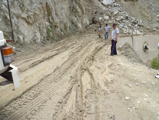Zwei Spuren im Schlamm, da mußten wir durch, LKW und Busse haben abgewartet.