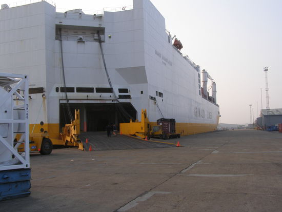 Unser Tor zur Welt oder "die Rampe", über die alles rein und raus geht bzw. fährt