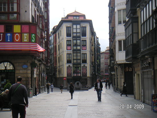 Bilbao, kleine Gasse und frühlingshaftes Wetter