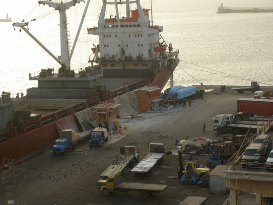 Dakar, hier wird noch mit der Hand abgeladen