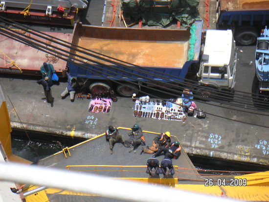 In Afrika wird auch auf dem Hafengelände reger Handel betrieben.