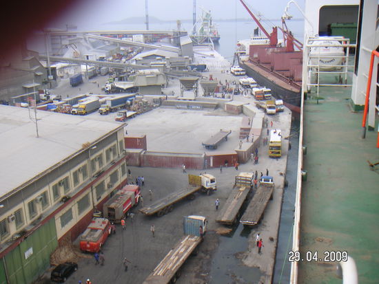 Aufladen, abladen, umladen, bei unserem Schiff, beim Nachbarschiff, und was sonst noch so los war im Hafen.