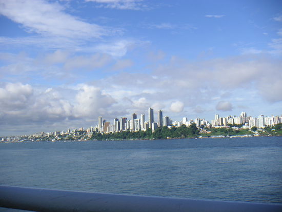 Das moderne Salvador vom Schiff aus.