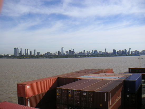 Unsere Ankunft in Buenos Aires, die Hafeneinfahrt.