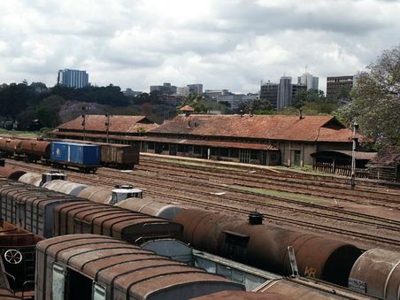 Waggons im täglichen Einsatz vom Hafen Mombasa ins Landesinnere.
Der Rost spricht eine Sprache für sich.