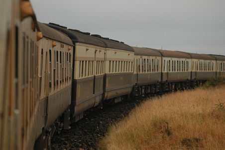 Personenzug bei der von Fahrt Nairobi nach Mombasa.
Es gibt 3 Klassen im Zug, so dass jeder mitkommen kann.
