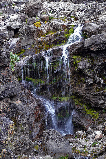 Hier gibt es das letzte Wasser gratis. Es werden 20 Liter aufgenommen für die obere Region