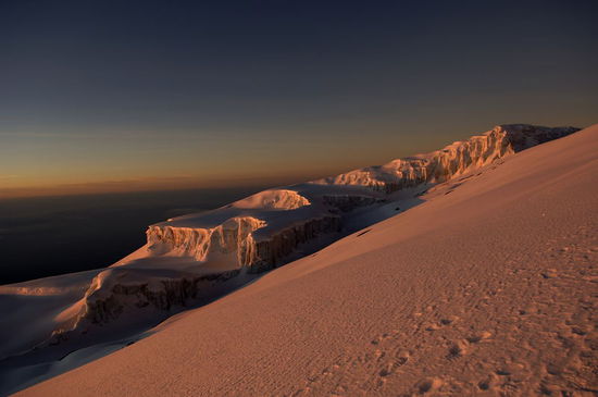 Auf dem Schneefeld nach oben beim ersten Tageslicht