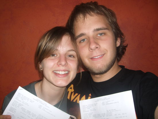 Mit den Flugtickets!