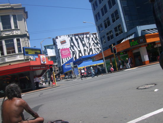 Ganz links sitzt ein Inder. Der saß jeden Tag da und sang, tanzte sich in Trance und trank danach Energy-Drinks.