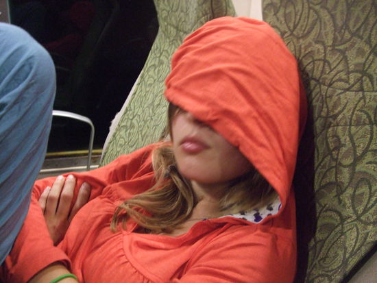 Laura im Schiff am schlafen.