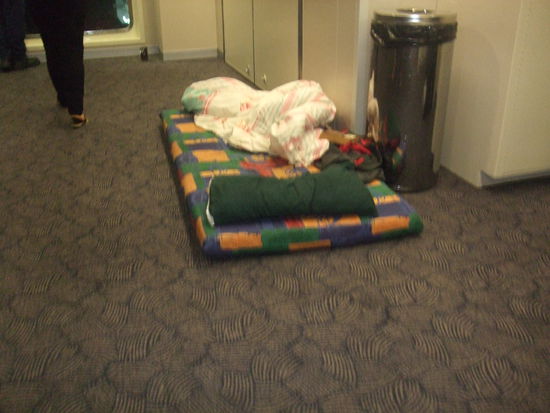 Überall schliefen Leute.