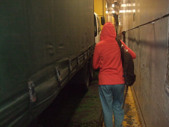 Laura auf dem Weg zum Auto.