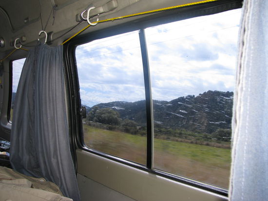 Die Flecken am Fenster kamen daher, dass Laura sich beim Fahren die Zähne putzen musste und aus dem Fenster ausspuckte.