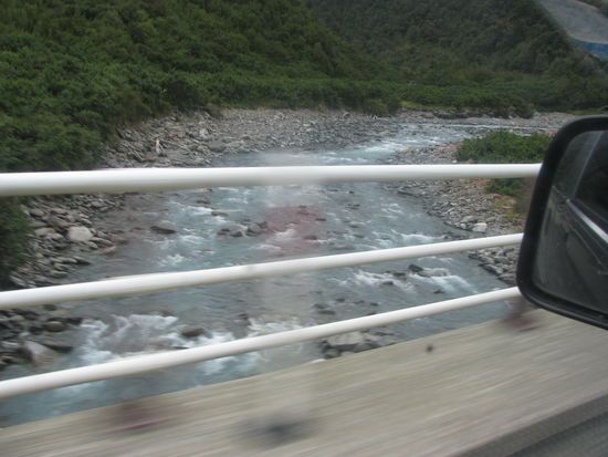 Einer von tausenden Flüssen, die man in Neuseeland dauernd überqueren muss.