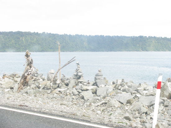 Seltsame Steinkonstruktionen, die wir unterwegs an einem Strand sahen. Warum man das den ganzen Strand lang gebaut hatte, wussten wir nicht.