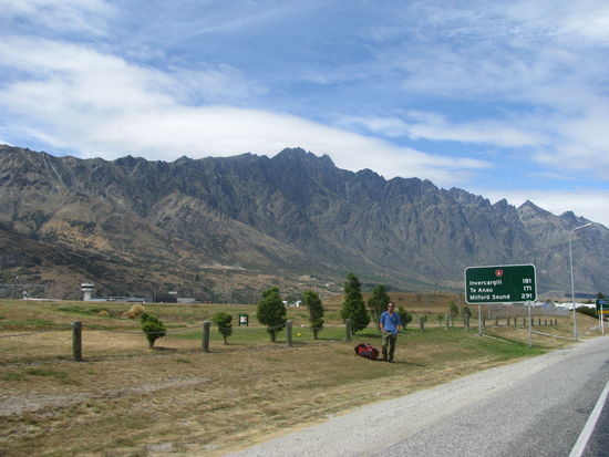 Leute, die in Neuseeland per Anhalter fahren wollen, gibt es viele.