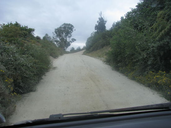 Die Straße war sehr steil und steinig.