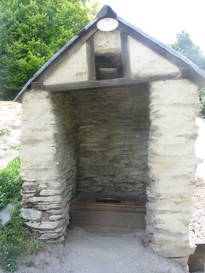 Die Toilettte in der alten chinesischen Siedlung von Arrowtown.