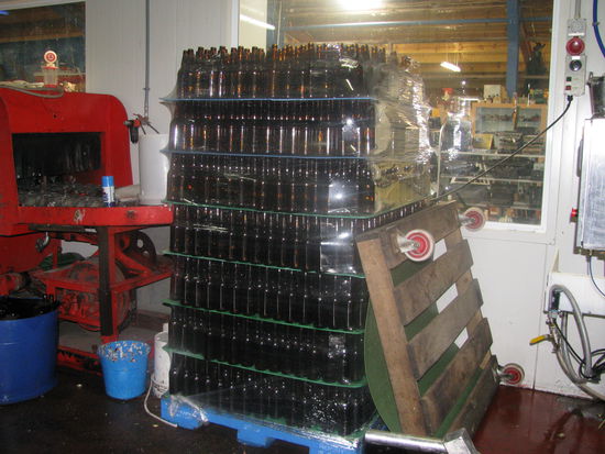 Flaschen, die bereit zum Befüllen sind.