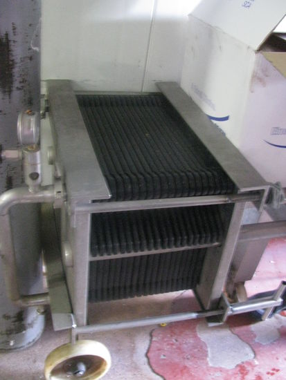 In jede dieser Öffnungen kommt eine solche Platte rein.