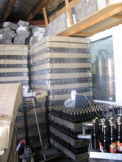 Flaschen, die bereit zum Ettekettieren sind.