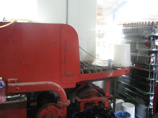 Diese Maschine sterilisiert die recycelten Flaschen.