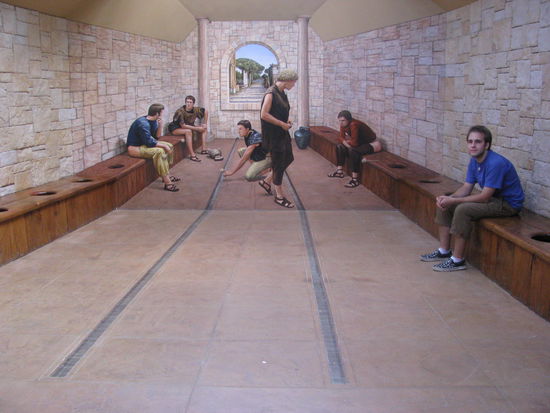 Optische Täuschung einer römischen Toilette.