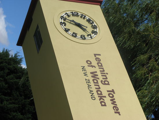 Der "Leaning Tower of Wanaka". Der Turm steht schief vor der Puzzling World und dessen Uhr begann um Mitternacht am 01.01.2010 zu laufen. Rückwärts natürlich!!!