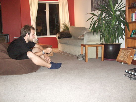 Robin mit Charlie, der neuen Katze, am spielen.