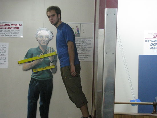 Wie man sieht steht Robin eigentlich gerade. Man kann das an der Schaukel, die hintendran von der Decke hängt sehen.