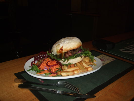 Ein Abendessen im Reef. Burger, Pommes und Salat.