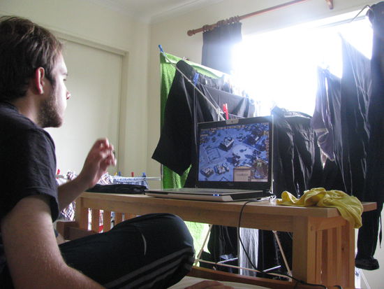 Robin am Siedler spielen.