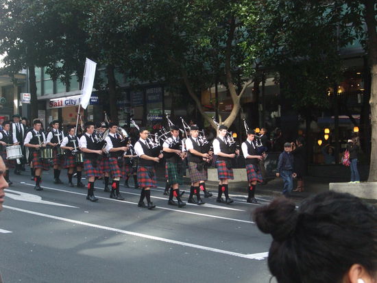 Auf dem Weg aus Auckland raus stolperten wir über einen Umzug der Schüler, die mit ihren Examen fertig waren.