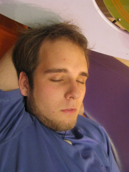 Robin ist beim Warten erstmal eingeschlafen.