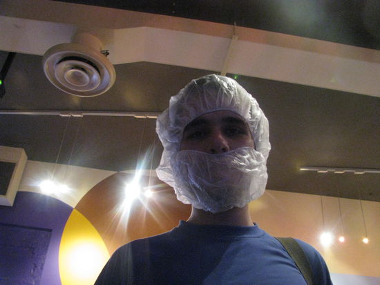 Robin mit Haube und Bartschutz.