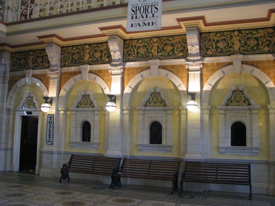 Im Bahnhofsgebäude.