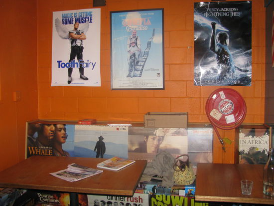 Sogar die Bänke waren voll mit Filmplakaten!