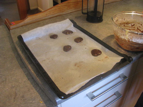 Die ersten Cookies auf dem Blech.