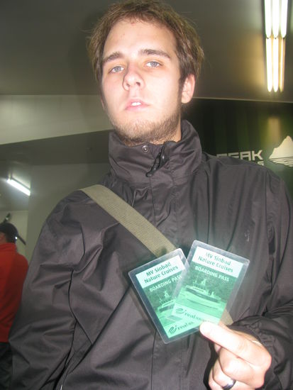 Robin mit den Boarding-Pässen.