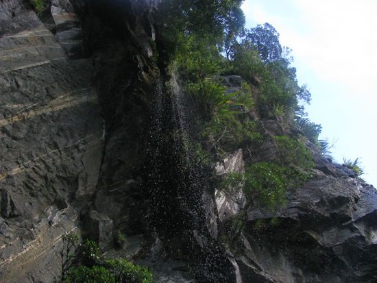 Direkt unter dem Wasserfall.