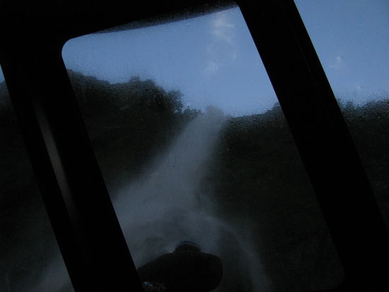 Und nochmal unter einem Wasserfall. Diesmal waren wir aber drinnen unter Deck.