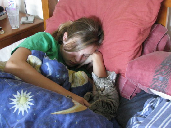 Charlie kuschelte gerne bei uns im Bett.