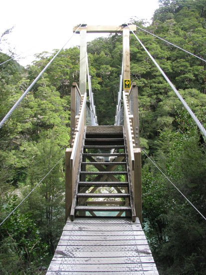 Die Hängebrücke zu den Blue Pools.