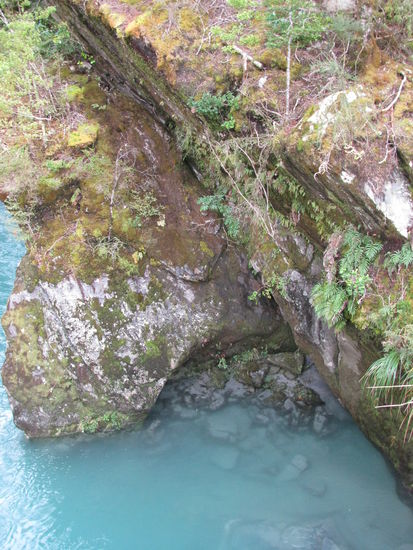 Sehr klares Wasser. Man sieht sogar die Steine auf dem Boden!