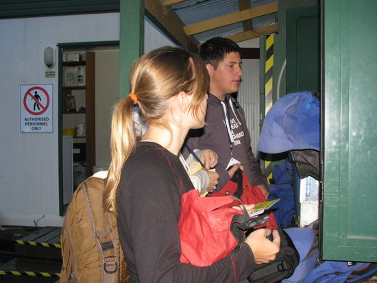 Laura bekommt Handschuhe.