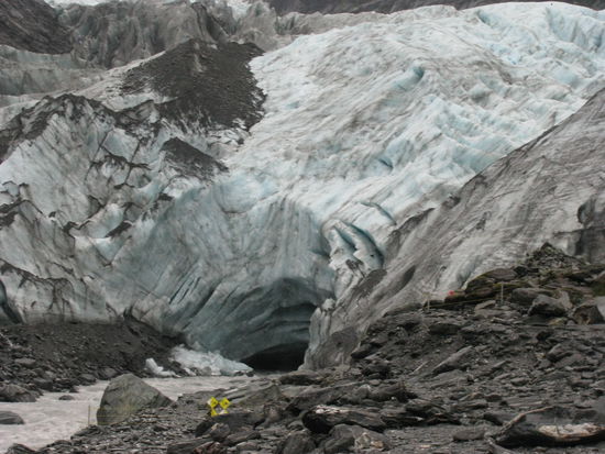 Dort kommt ein Fluss, gespeist von Gletscherwasser, raus.
