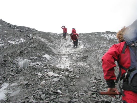 Die Guides hauen eine Treppe ins Eis.