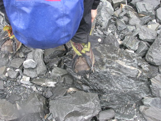 Laura zieht die Crampons (Spikes) an.